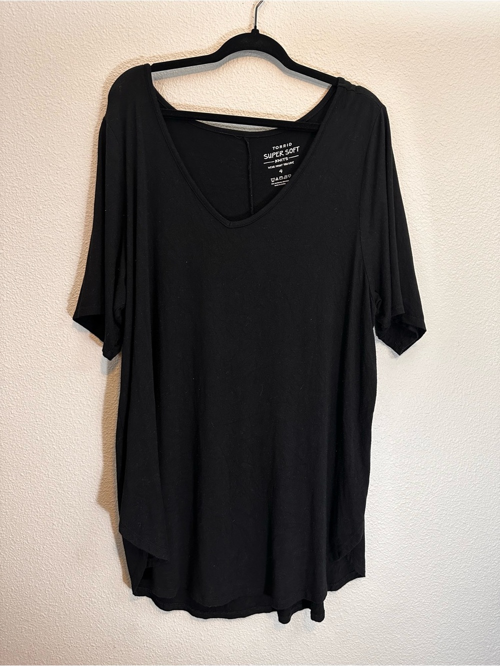 Torrid T-Shirt Size 4  Black V-Neck Short Sleeve Tunic Tee - Super Soft Knit
